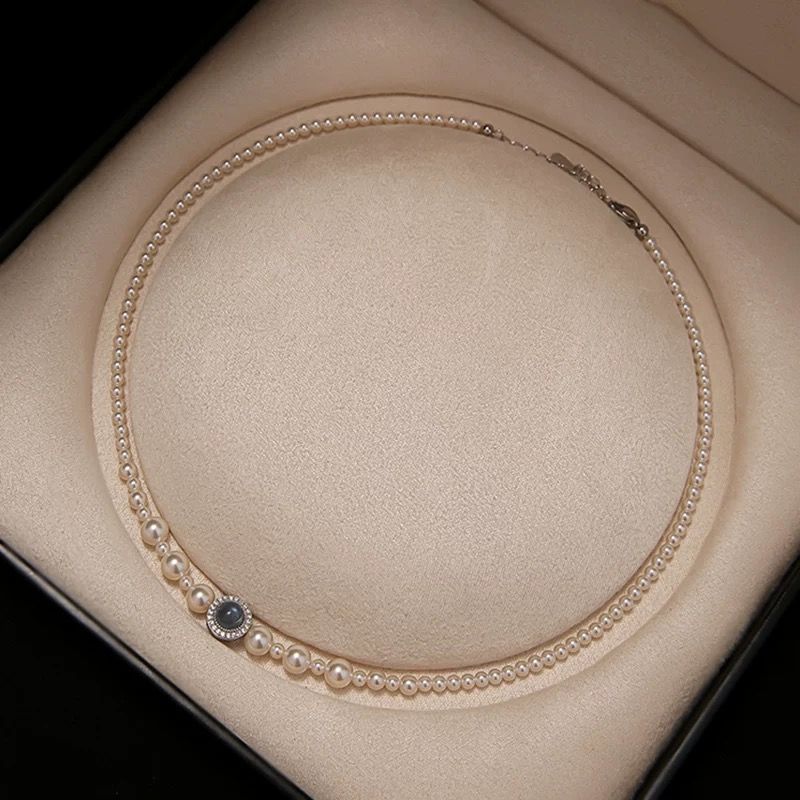 Collana da donna con acquamarina naturale di Hong Kong, perfettamente rotonda, impeccabile, con piccole perle sfumate a forma di conchiglia di medusa._voghion.com
