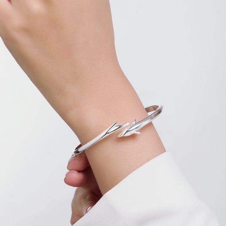 Braccialetto solido in argento con delfino, stile S Fish Born With You, idea regalo per studentesse, da donna, giovane e alla moda._voghion.com