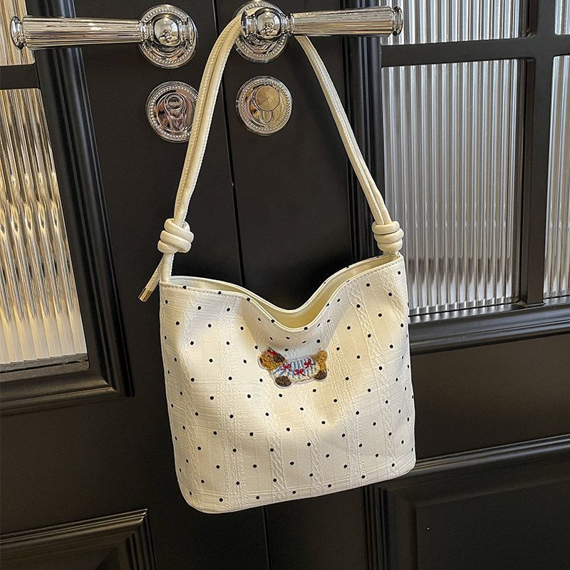 Borsa a secchiello con texture alla moda semplice e versatile in stile western con pois di nicchia, nuova e popolare del 2024 di Amy Rabbit da donna_voghion.com