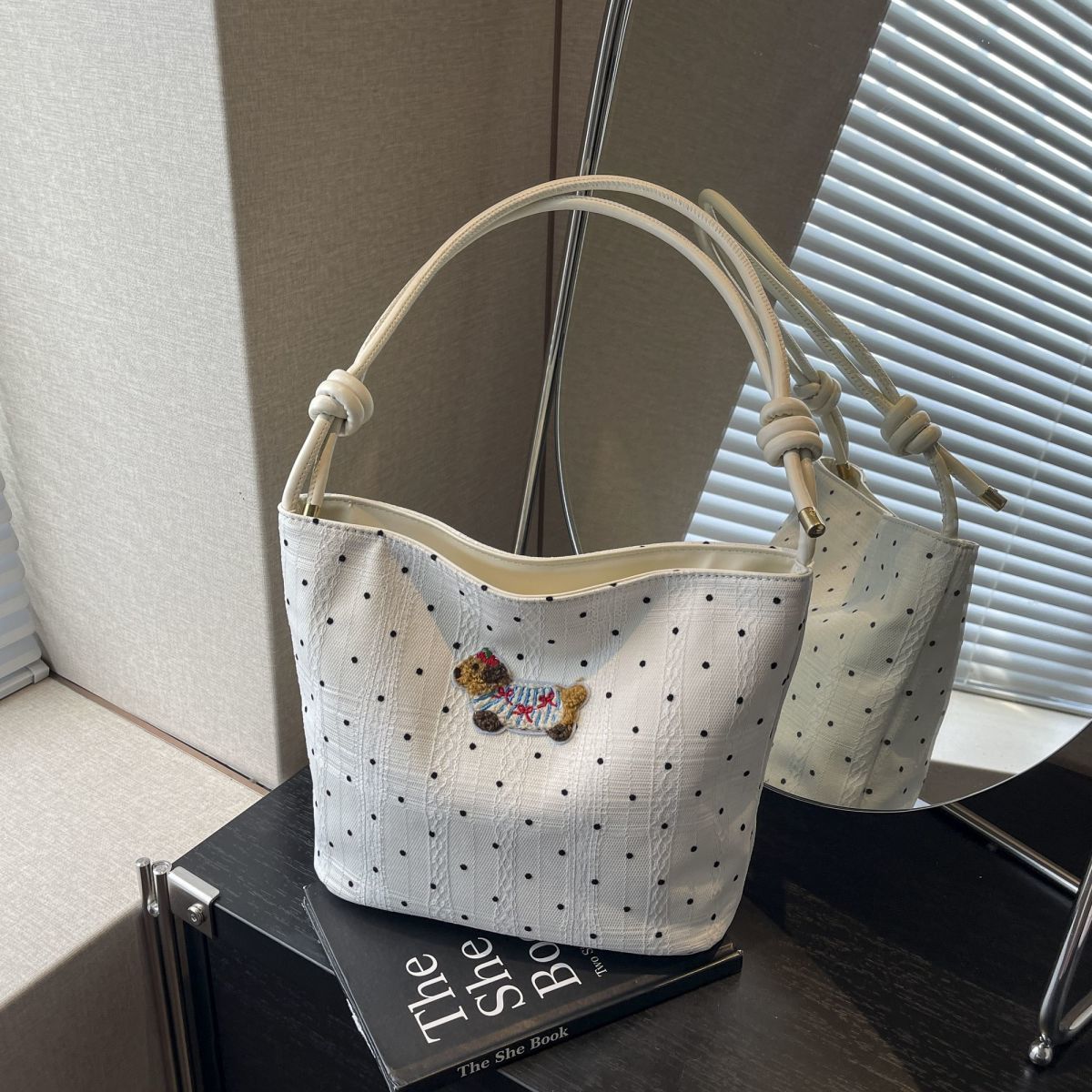 Borsa a secchiello con texture alla moda semplice e versatile in stile western con pois di nicchia, nuova e popolare del 2024 di Amy Rabbit da donna_voghion.com
