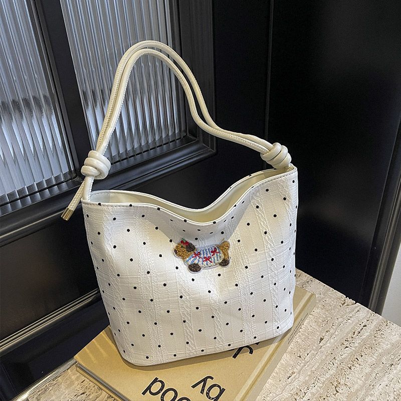 Borsa a secchiello con texture alla moda semplice e versatile in stile western con pois di nicchia, nuova e popolare del 2024 di Amy Rabbit da donna_voghion.com