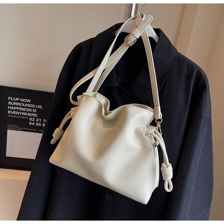 Borsa a secchiello nera da donna con tracolla e manico_voghion.com