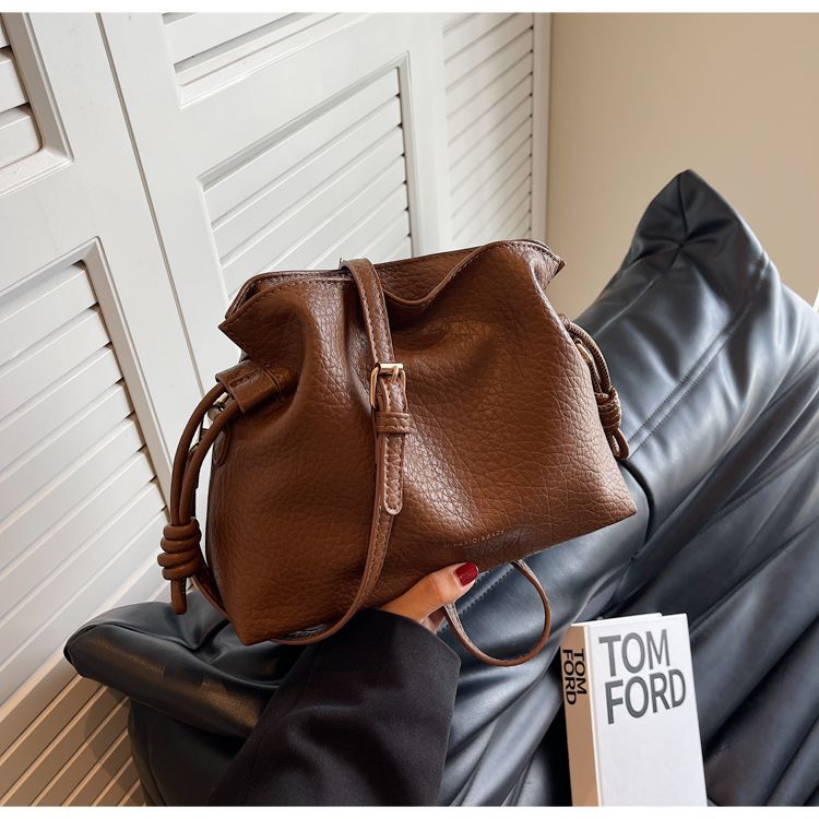 Borsa a secchiello nera da donna con tracolla e manico_voghion.com