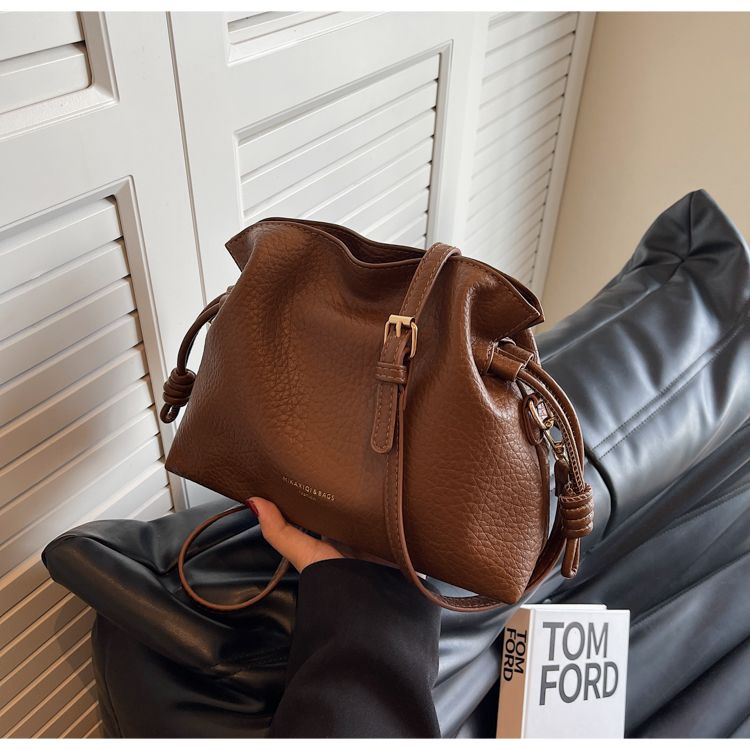 Borsa a secchiello nera da donna con tracolla e manico_voghion.com