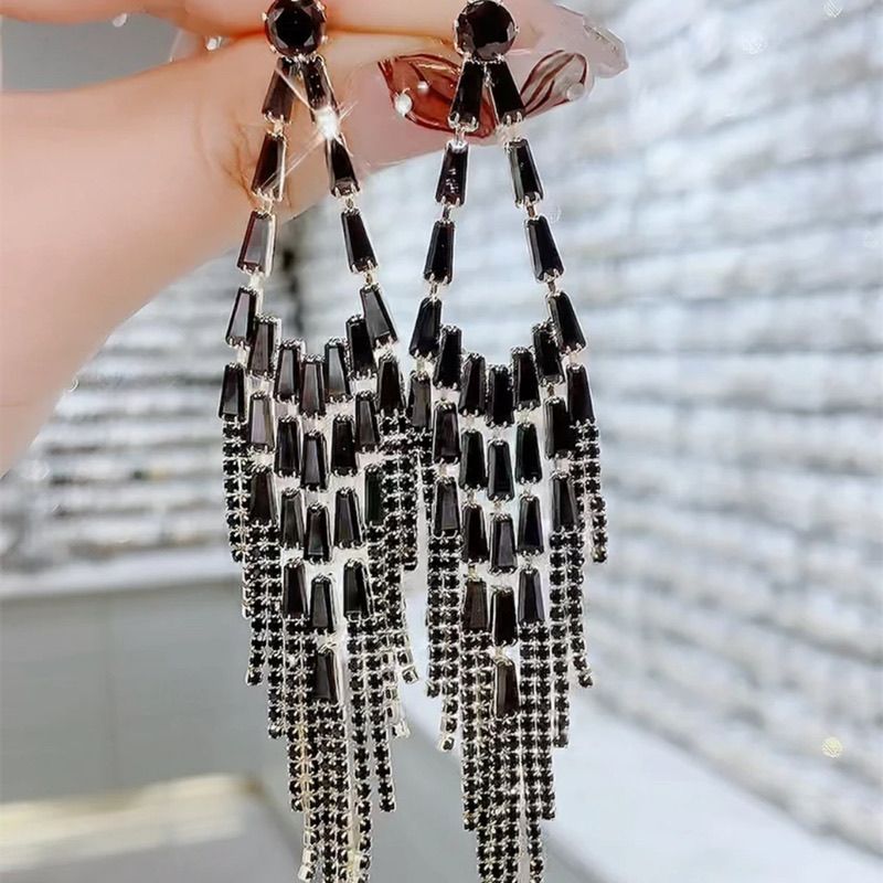 Pendientes de clip largos con borlas y circonitas negras_voghion.com