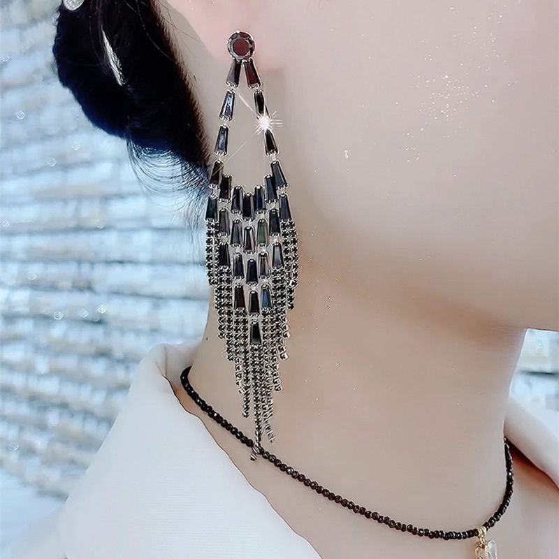 Pendientes de clip largos con borlas y circonitas negras_voghion.com