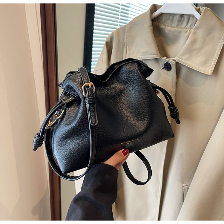 Borsa a secchiello nera da donna con tracolla e manico_voghion.com