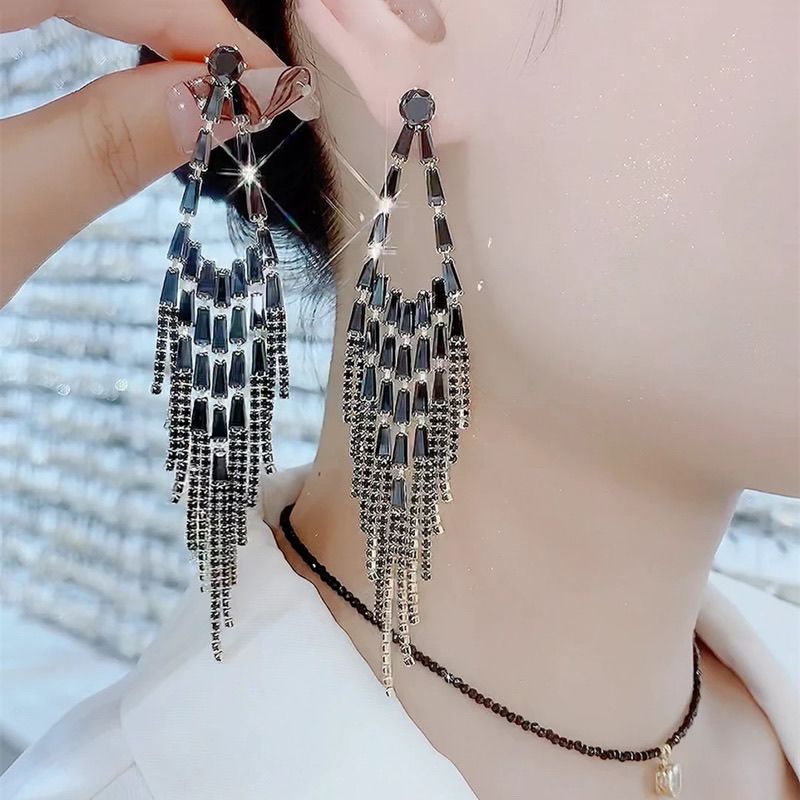 Pendientes de clip largos con borlas y circonitas negras_voghion.com