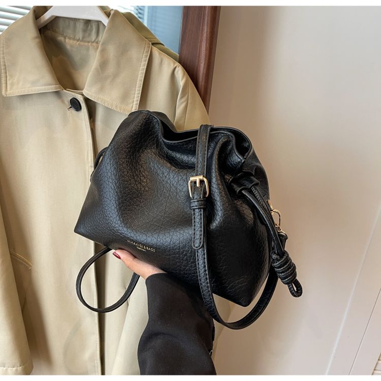 Borsa a secchiello nera da donna con tracolla e manico_voghion.com