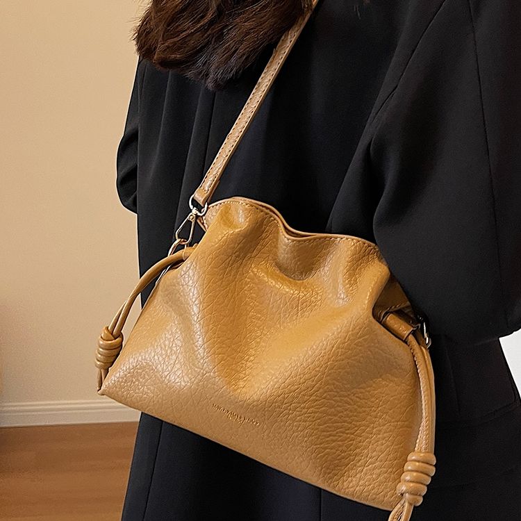 Borsa a secchiello da donna nera in stile casual, nuova moda con un tocco di alta gamma, borsa a spalla e a tracolla di tendenza, design di nicchia_voghion.com