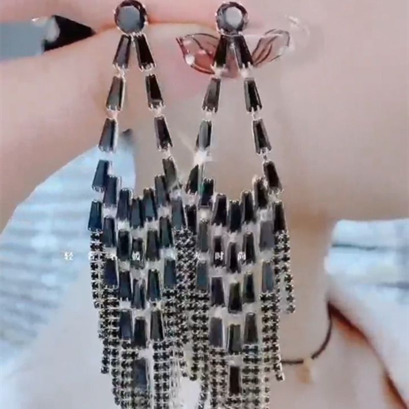 Pendientes de clip largos con borlas y circonitas negras_voghion.com