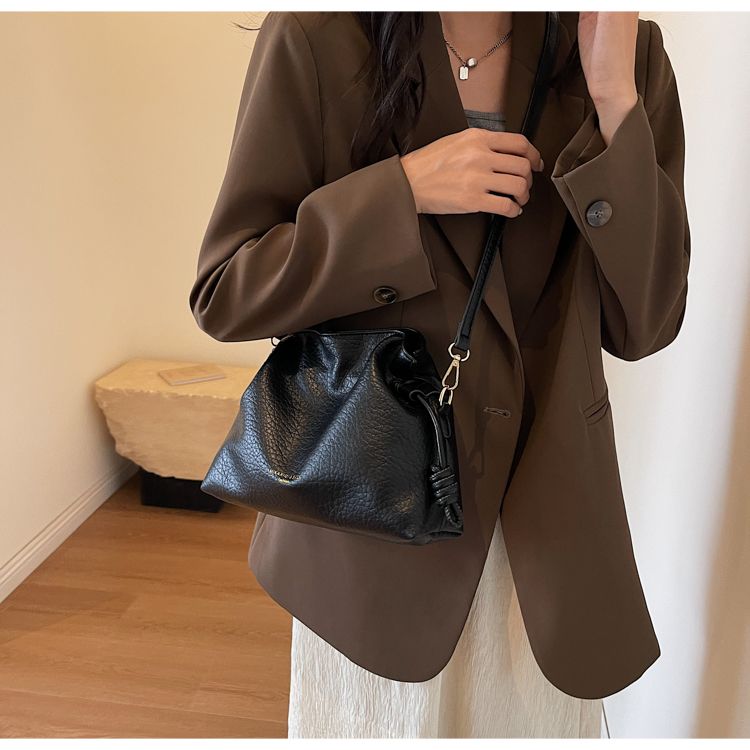 Borsa a secchiello nera da donna con tracolla e manico_voghion.com