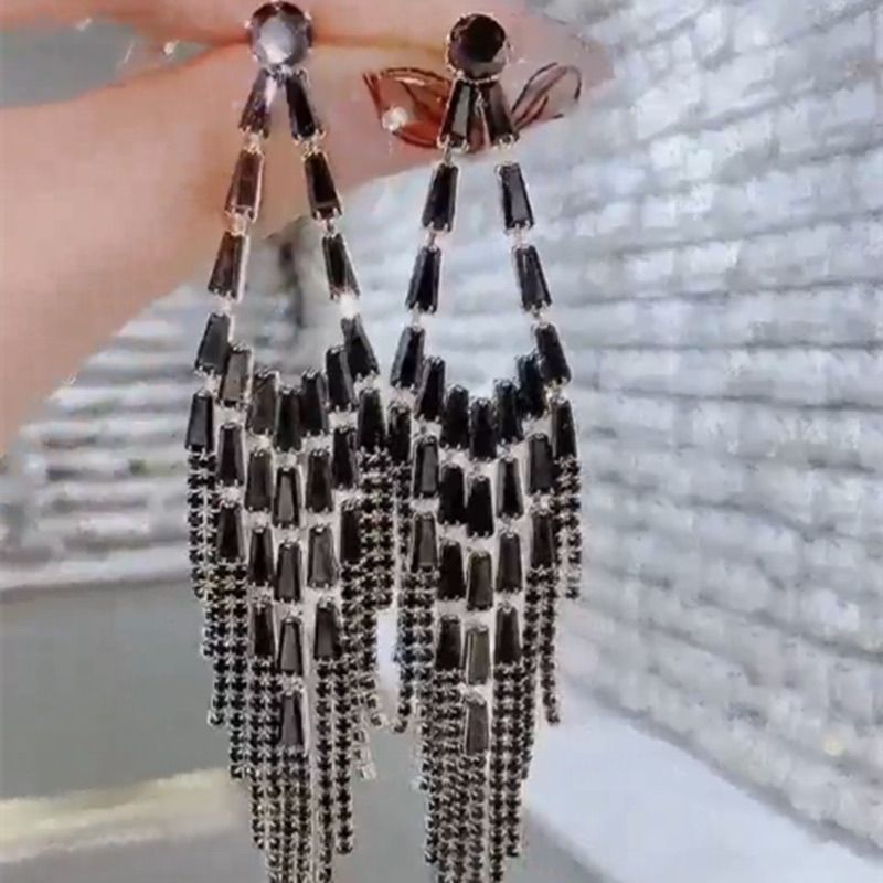 Pendientes de clip largos con borlas y circonitas negras_voghion.com