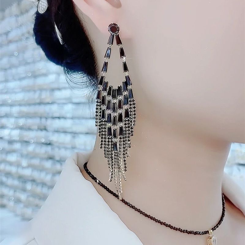 Pendientes de clip largos con borlas y circonitas negras_voghion.com