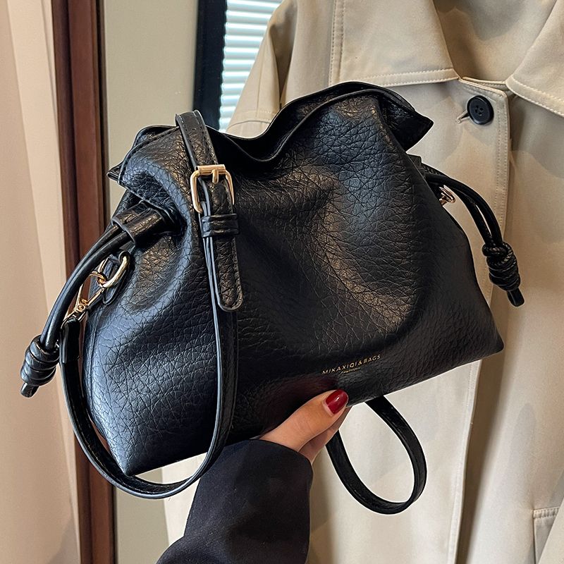 Borsa a secchiello da donna nera in stile casual, nuova moda con un tocco di alta gamma, borsa a spalla e a tracolla di tendenza, design di nicchia_voghion.com