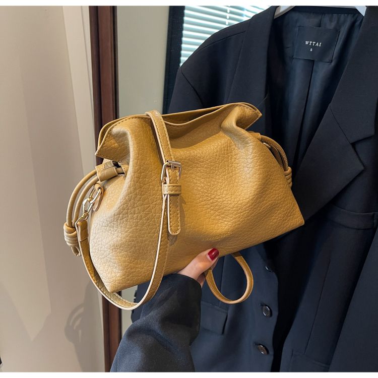 Borsa a secchiello nera da donna con tracolla e manico_voghion.com