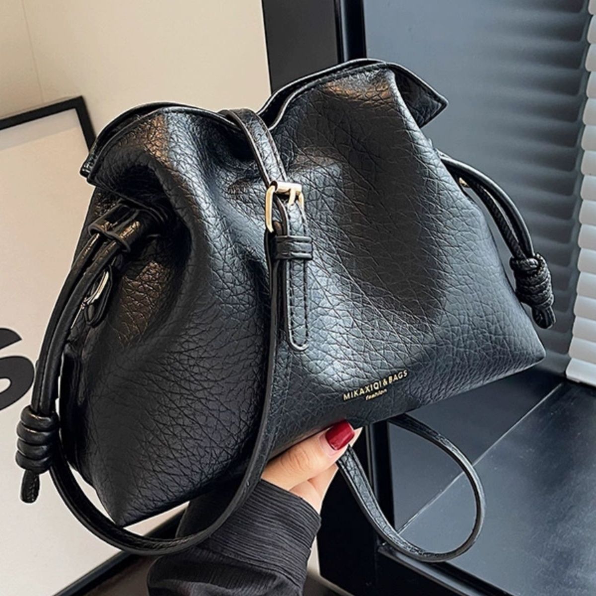 Borsa a secchiello nera da donna con tracolla e manico_voghion.com