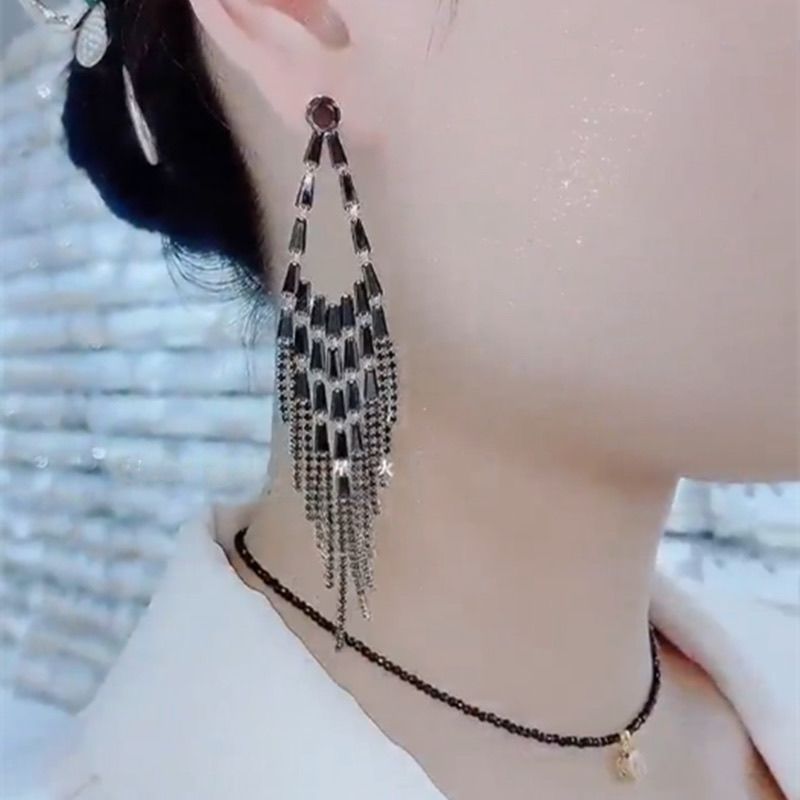Pendientes de clip largos con borlas y circonitas negras_voghion.com