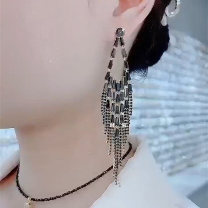 Pendientes de clip largos con borlas y circonitas negras_voghion.com