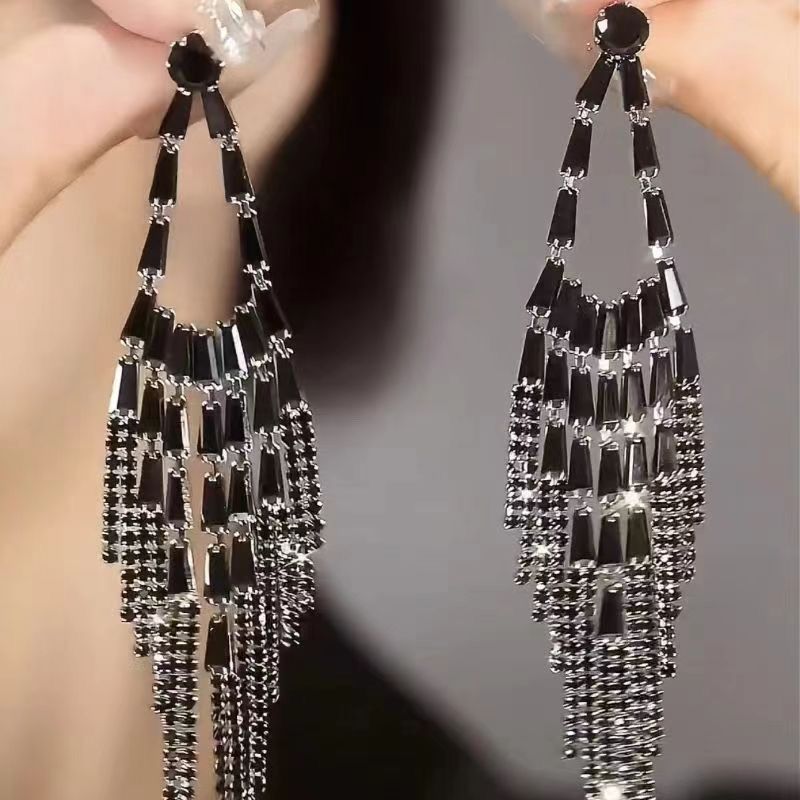 Pendientes de clip largos con borlas y circonitas negras_voghion.com