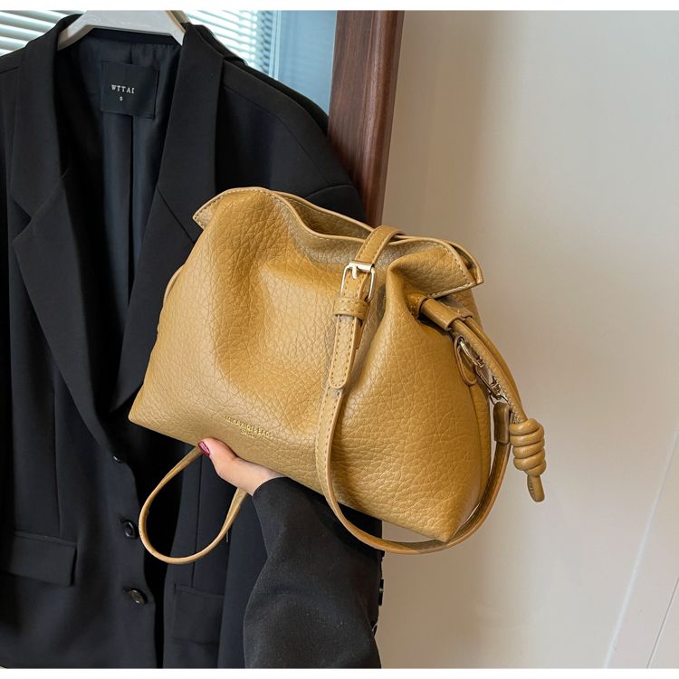 Borsa a secchiello nera da donna con tracolla e manico_voghion.com