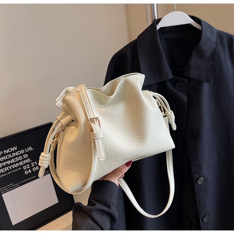 Borsa a secchiello nera da donna con tracolla e manico_voghion.com