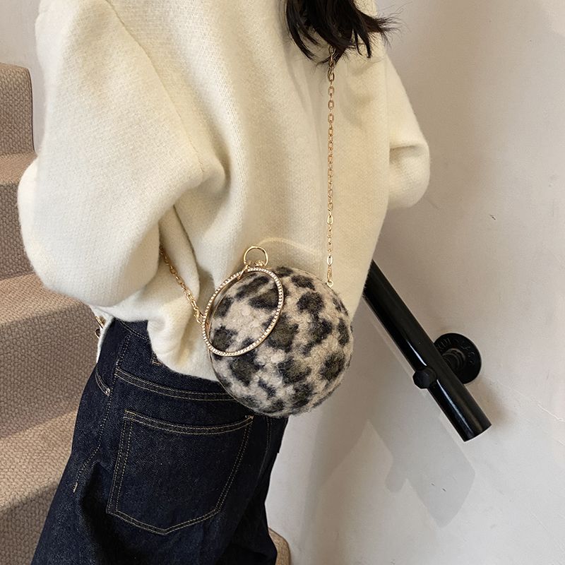 High-end Niche Design Plush Leopard Print , Fashionable Diamond-embellished Ring Hand, Textured Chain Small Round_voghion.com