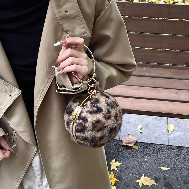 High-end Niche Design Plush Leopard Print , Fashionable Diamond-embellished Ring Hand, Textured Chain Small Round_voghion.com