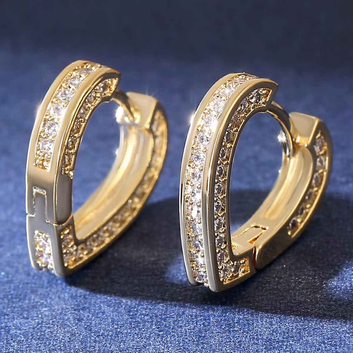 Diamantbesetztes, herzförmiges Accessoire für Damen, leichter Luxus, exklusives Design, neues Trendmodell 2024, extravagant und einzigartig_voghion.com