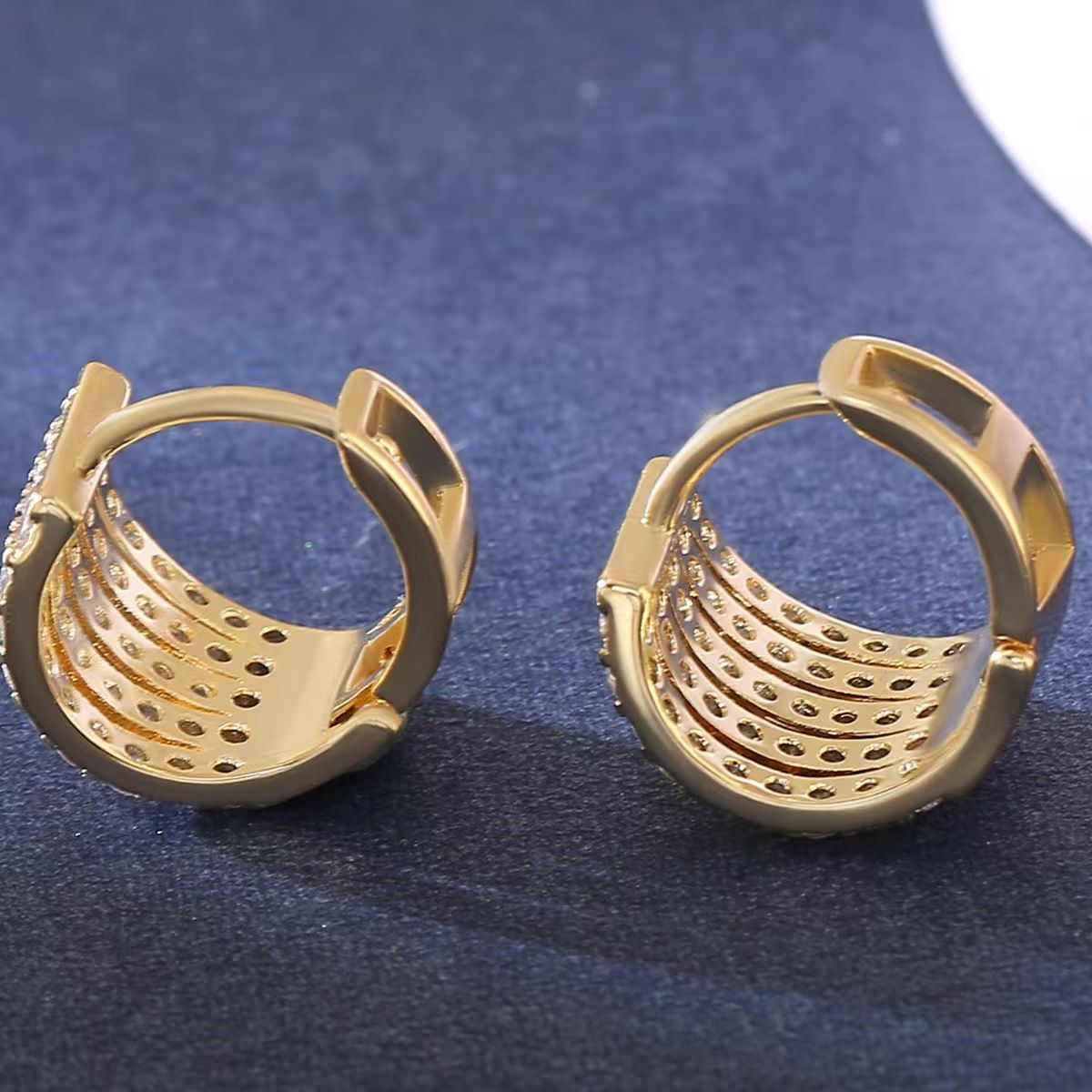 Boucles d'oreilles élégantes incrustées de zirconias, nouveau modèle 2024, pour femmes ; accessoires haut de gamme entièrement sertis de diamants, en forme de C géométrique._voghion.com