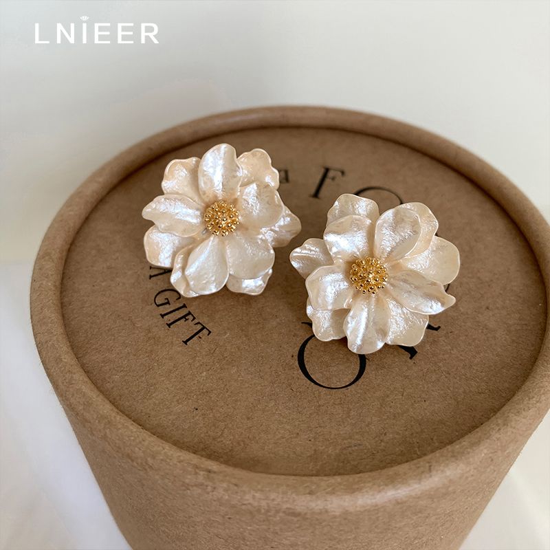 S925银针山茶花耳环女2025新款气质百搭轻奢小众高级耳钉秋冬耳饰