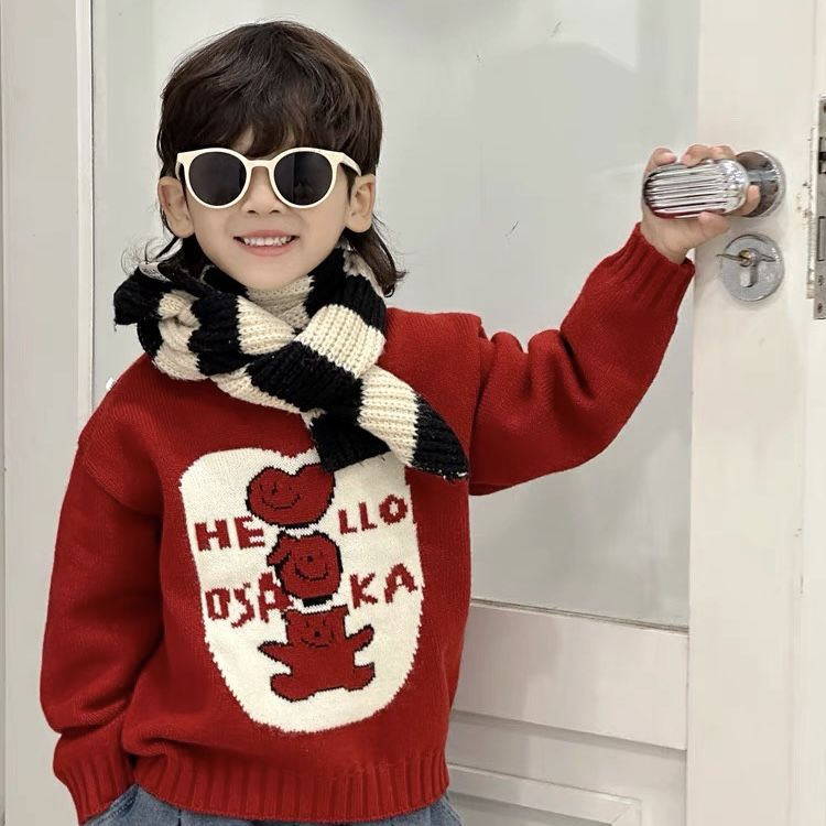 Kinderkleding in winterstijl: Rode gebreide nieuwjaarsoutfit voor jongens, dikke trui met cartoonprint voor meisjes._voghion.com