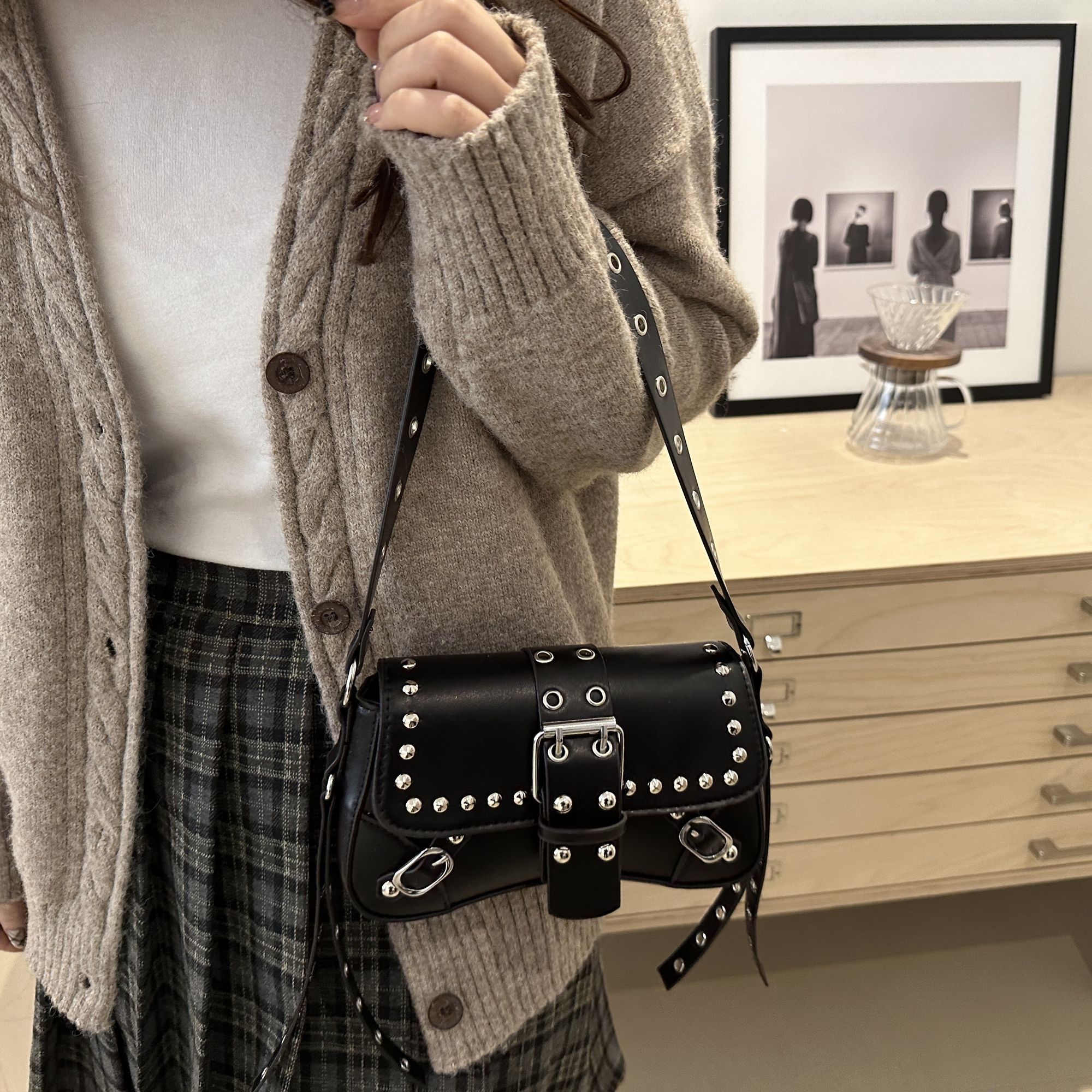Borsa a tracolla singola versatile con borchie punk da ascella, nuova moda 2025, per donna, borsa da pendolare di alta gamma, design di nicchia_voghion.com