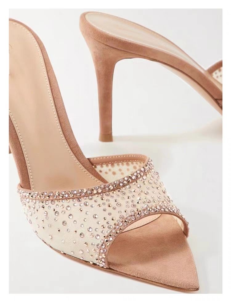 Sandali con cinturino e punta aperta, stile trendy per l'estate 2025, con tacco sottile, a punta, alti e alti, nuovi e sorprendenti._voghion.com