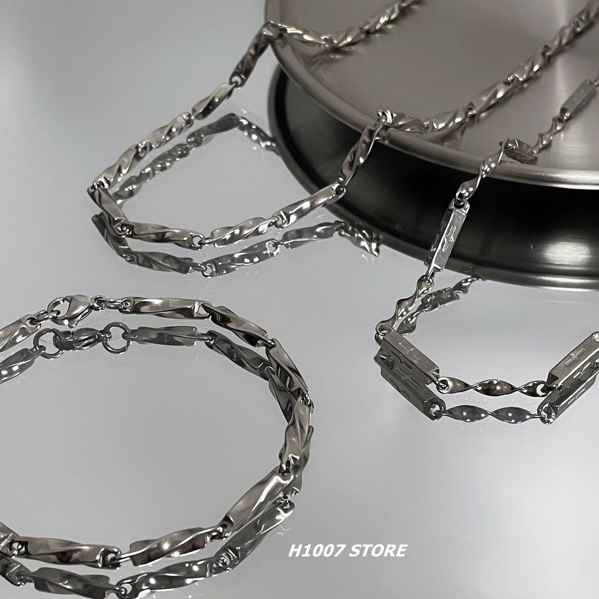 Minimalist Titanium Steel Mobius Strip Pendant Necklace For Couples_voghion.com