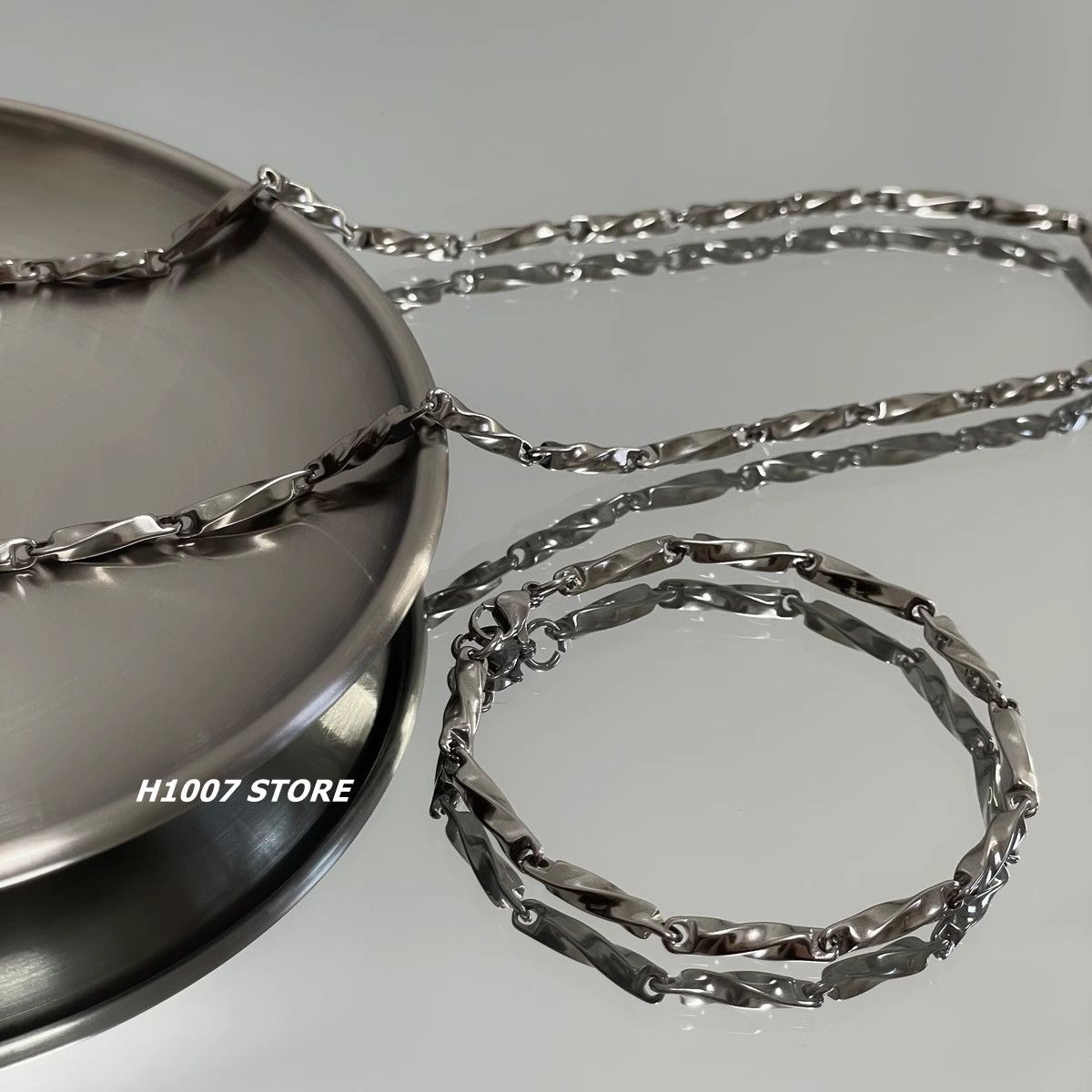 Minimalist Titanium Steel Mobius Strip Pendant Necklace For Couples_voghion.com