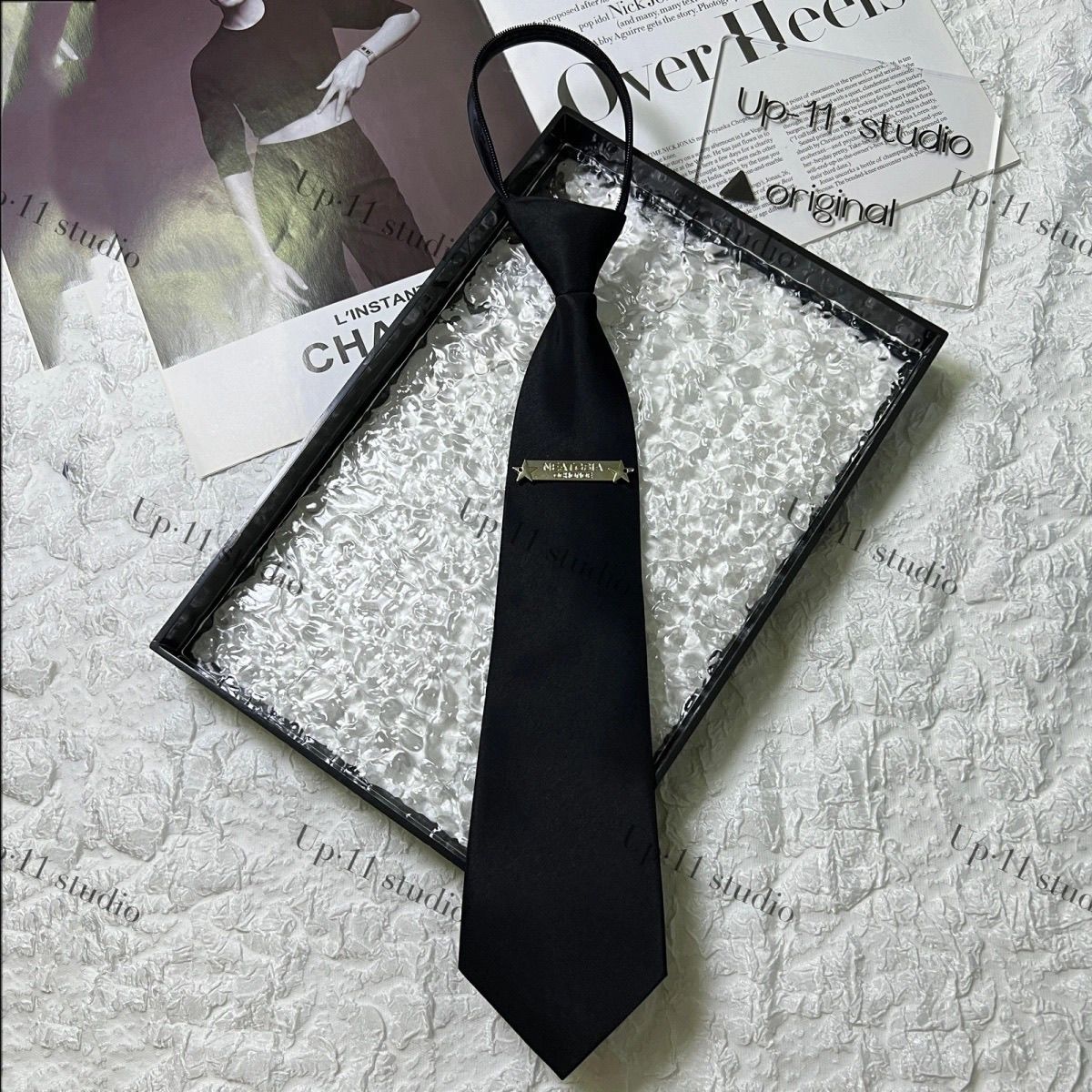 Chemise tendance et élégante style 2025, ornée d'un badge argenté en forme d'étoile à cinq branches et d'une ceinture ajustable._voghion.com
