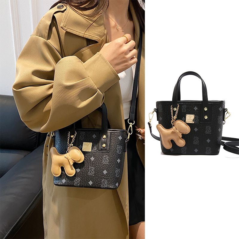 Le novità più popolari e di maggior successo per la primavera/estate 2026 sono le borse a tracolla versatili e le borse a secchiello da donna._voghion.com