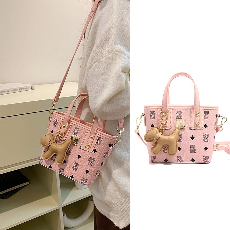 Le novità più popolari e di maggior successo per la primavera/estate 2026 sono le borse a tracolla versatili e le borse a secchiello da donna._voghion.com