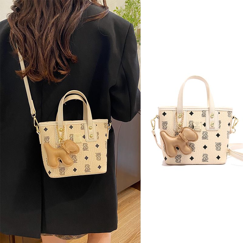 Le novità più popolari e di maggior successo per la primavera/estate 2026 sono le borse a tracolla versatili e le borse a secchiello da donna._voghion.com