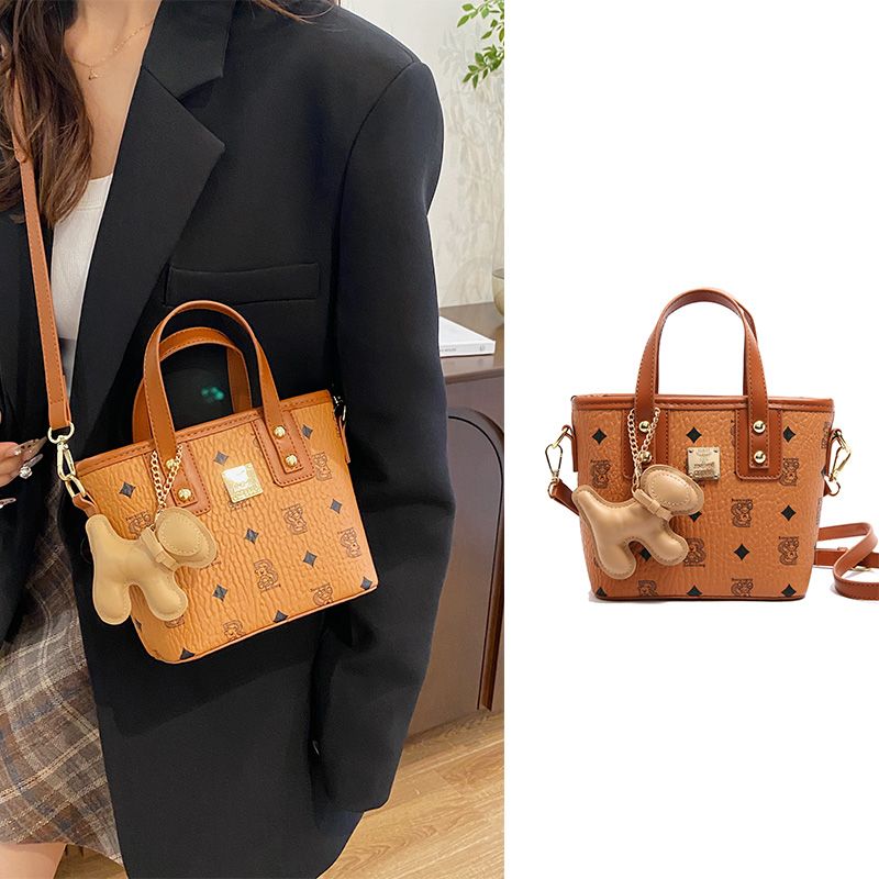 Le novità più popolari e di maggior successo per la primavera/estate 2026 sono le borse a tracolla versatili e le borse a secchiello da donna._voghion.com