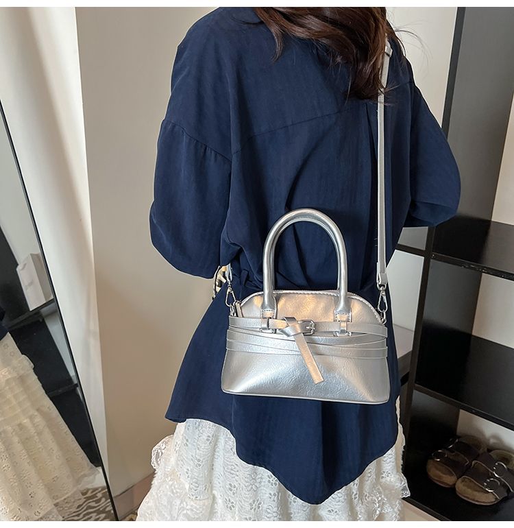 Borsa a tracolla da donna in pelle a forma di conchiglia_voghion.com