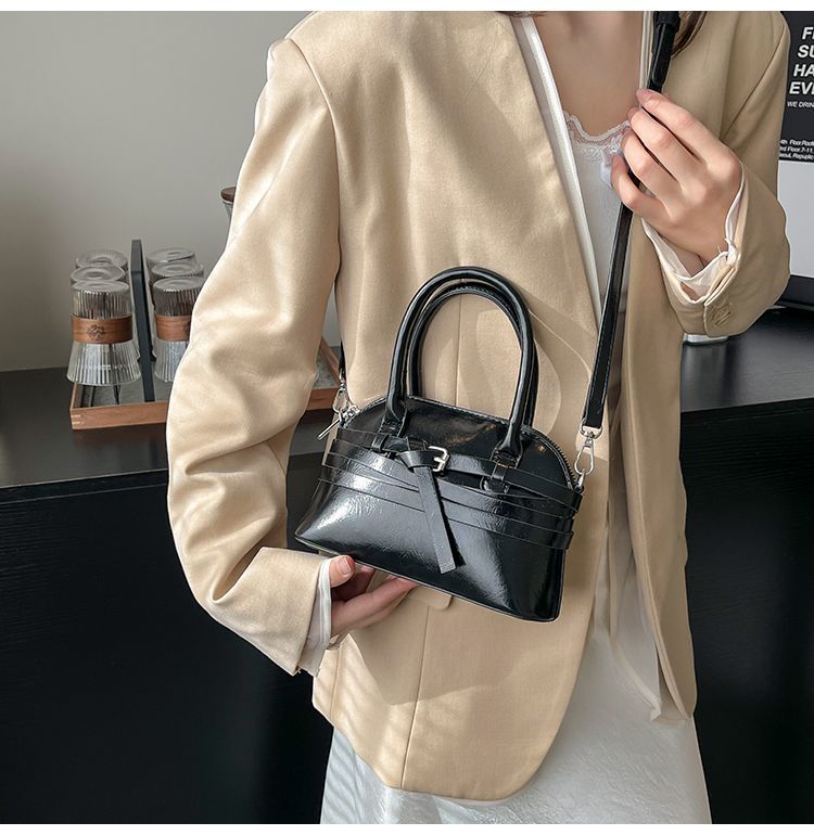 Borsa a tracolla da donna in pelle a forma di conchiglia_voghion.com