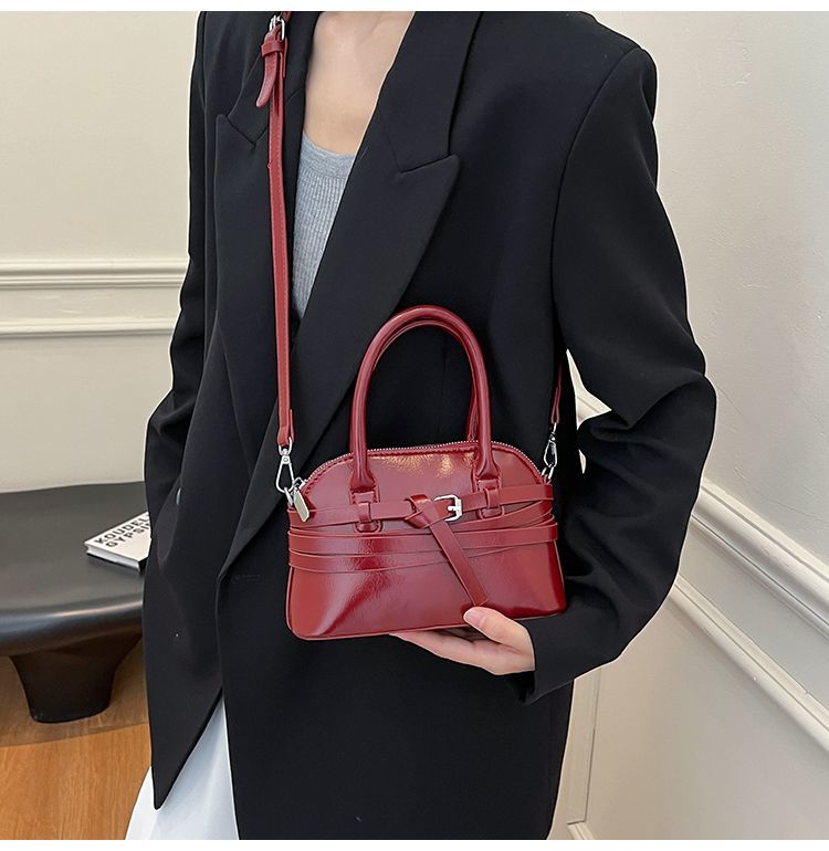 Borsa a tracolla da donna in pelle a forma di conchiglia_voghion.com