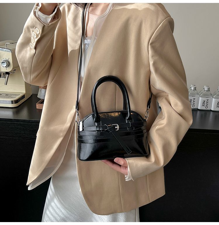 Borsa a tracolla da donna in pelle a forma di conchiglia_voghion.com