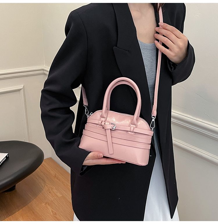 Borsa a tracolla da donna in pelle a forma di conchiglia_voghion.com