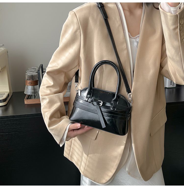 Borsa a tracolla da donna in pelle a forma di conchiglia_voghion.com