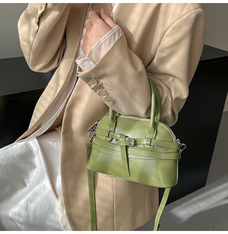 Borsa a tracolla da donna in pelle a forma di conchiglia_voghion.com