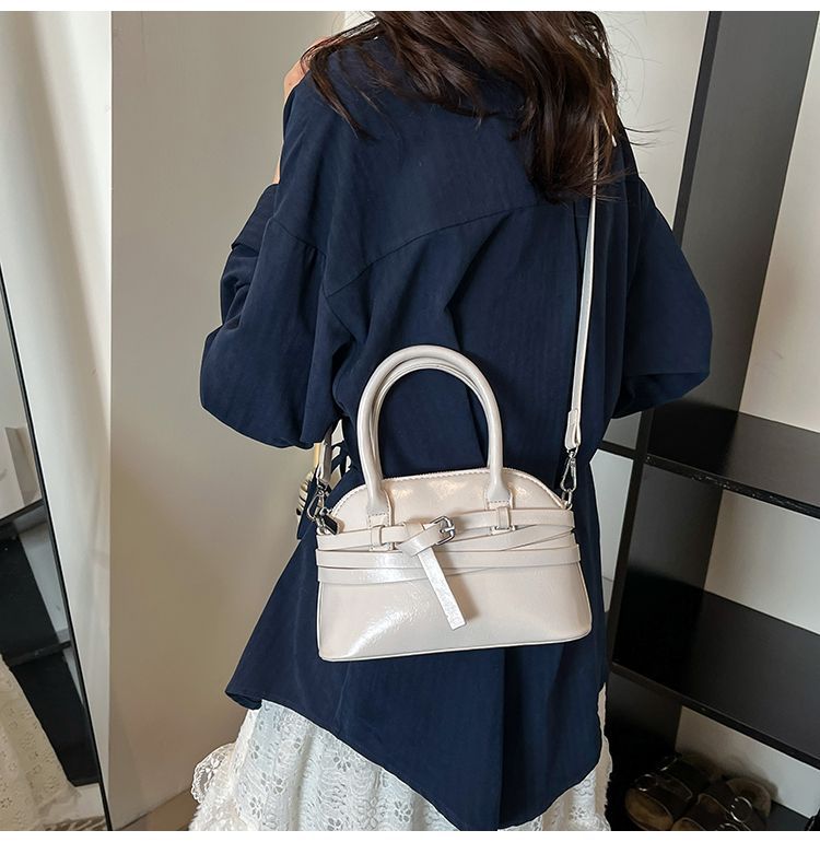 Borsa a tracolla da donna in pelle a forma di conchiglia_voghion.com