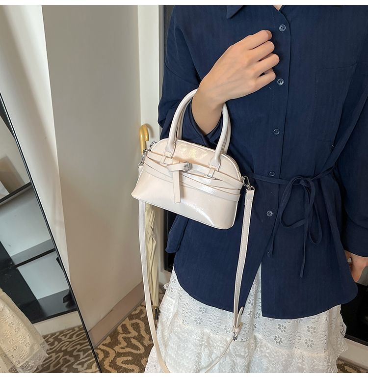 Borsa a tracolla da donna in pelle a forma di conchiglia_voghion.com